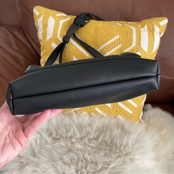 Universal Thread Vegan Crossbody Bag - Picture 4 of 10